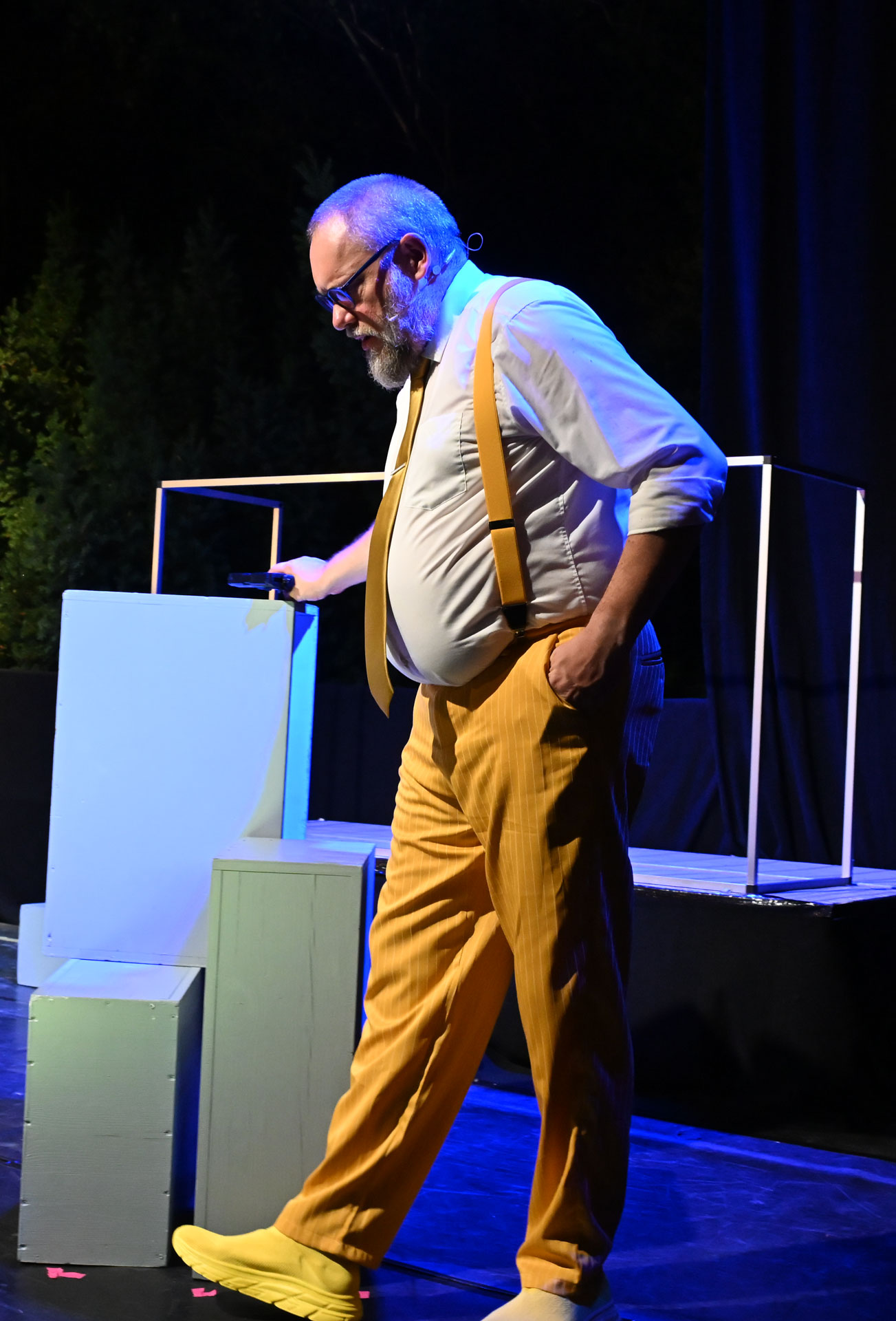 Ein Mann auf einem Sessel schaut in ein Buch