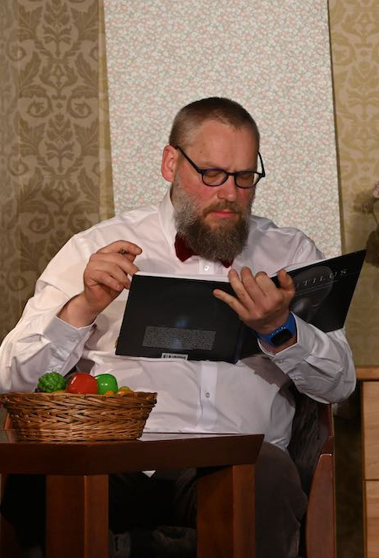 Mann mit gelber Hose und einer Pistole